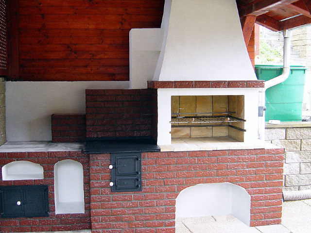 Záhradný krb v Banskej Bystrici, zľava odkladací priestor, šporák a gril, stavaný v roku 2007