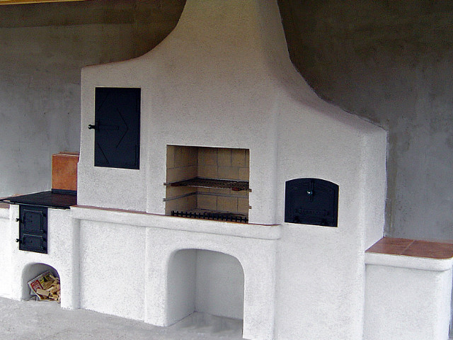Záhradný krb, zľava šporák, udiareň, gril, pec na chlieb – pizzu, rok 2012