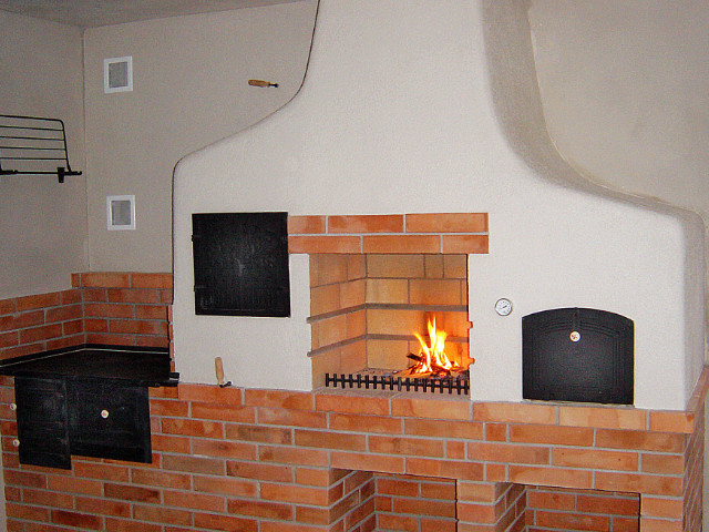 Záhradný krb, zľava šporák, udiareň, gril, pizza – chlieb