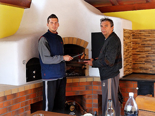  Záhradný krb v Nitre, zľava pec na chlieb – pizzu, gril, udiareň a šporák, rok 2013