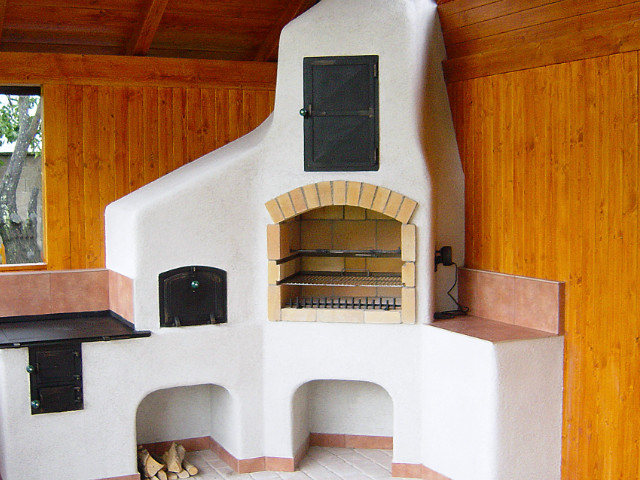 Záhradný krb, zľava šporák, pec na chlieb – pizzu, gril, a nad ním udiareň, rok 2010