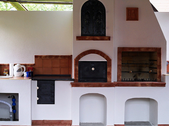 Záhradný krb, v Radole, pri KNM, zľava umývadlo, šporák, počiaca rúra, nad ňou udiareň, a gril, stavané v roku 2013