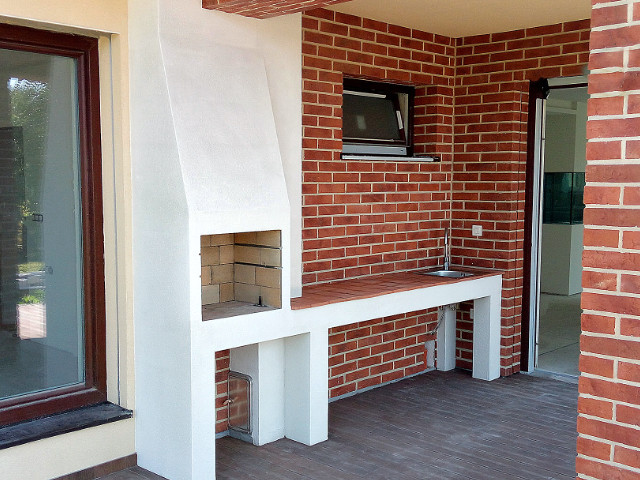  Gril v predsieni moderného domu, rok 2016