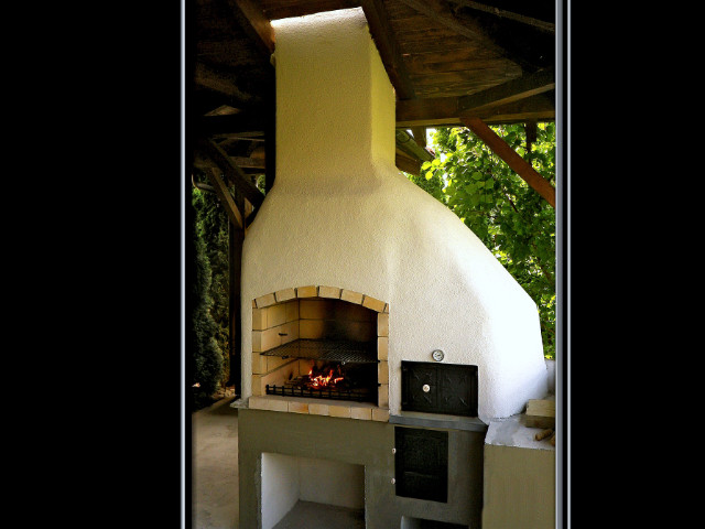 Záhradný krb v Bratislave menších rozmerov, zľava gril, a pec na chlieb – pizzu s dolným oddeleným ohniskom, rok 2014