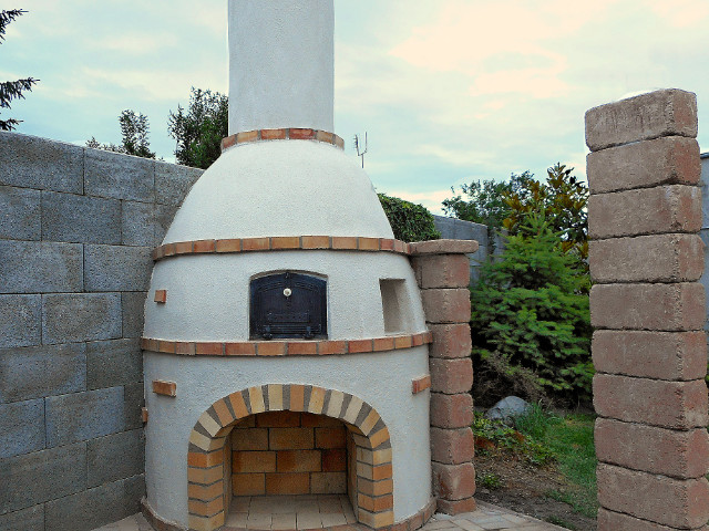 Záhradný krb tzv. „hruška“ v Bratislave, stavaný v roku 2014