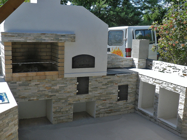Záhradný krb, stavaný do „U-čka“, vľavo gril, pec na chlieb – pizzu, šporák a po oboch stranách odkladacie plochy, rok 2016