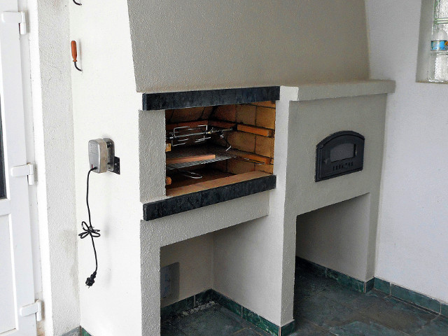  Záhradný krb, stavaný pri Spišskej Novej Vsi, gril, a pec na chlieb – pizzu, rok 2015