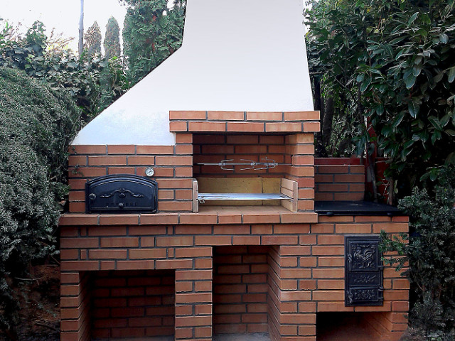 Záhradný krb na Palisádach v Bratislave, zľava pec na chlieb – pizzu, gril, a šporák, stavaný v roku 2015