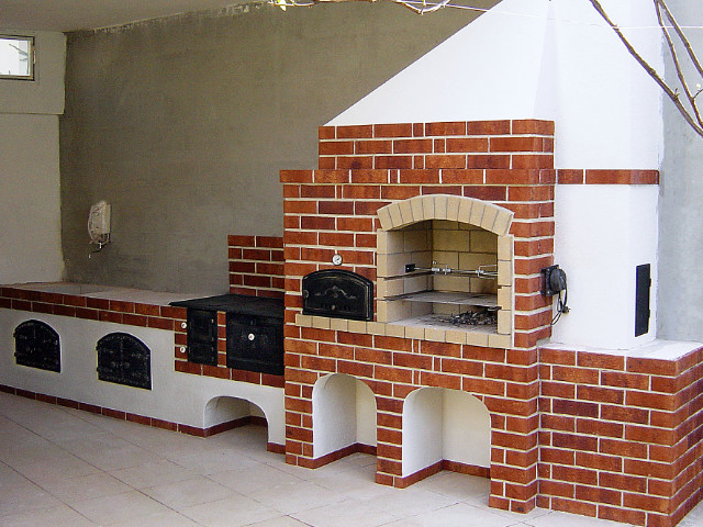 Záhradný krb v Bratislave, zľava ukladacie priestory, šporák, pec na chlieb – pizzu, gril,