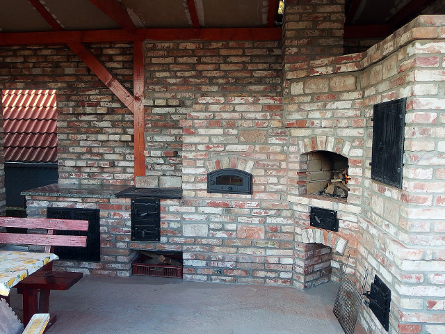 Záhradná krbová stena v Holíči zo starej tehly, rok 2018