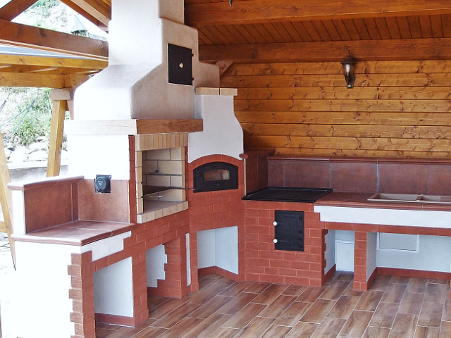 Záhradný krb v Považskom Chlmci v Žiline, zľava gril, nad ním udiareň, pec na chlieb – pizzu, a šporák