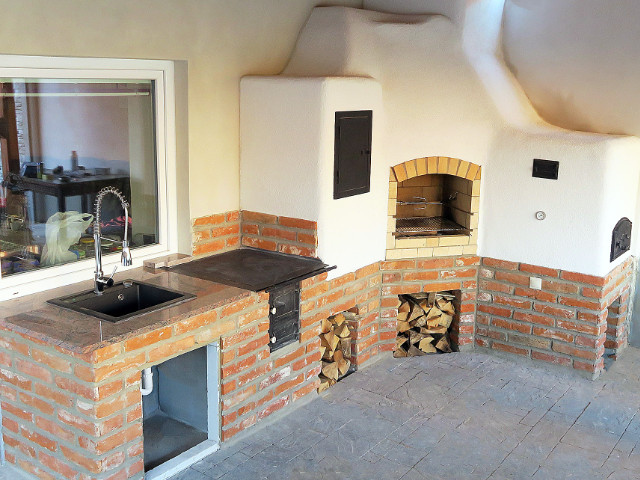 Záhradný krb rohový, zľava umývadlo, šporák, udiareň, gril, a pec na chlieb – pizzu, rok 2018