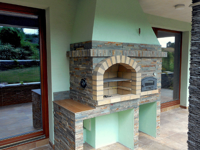  Záhradný krb, gril, a pec na chlieb – pizzu, ladený s interiérom, rok 2015
