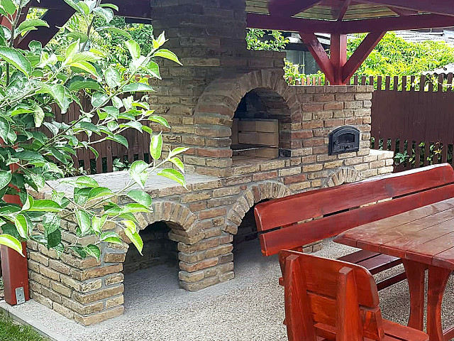 Záhradný krb v Tvrdošovciach, zo starých kvalitných tehál, gril a pec na chlieb – pizzu